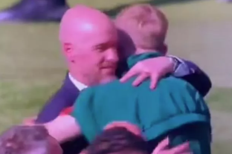 Ten Hag nói chuyện với Collyer sau chung kết FA Cup.